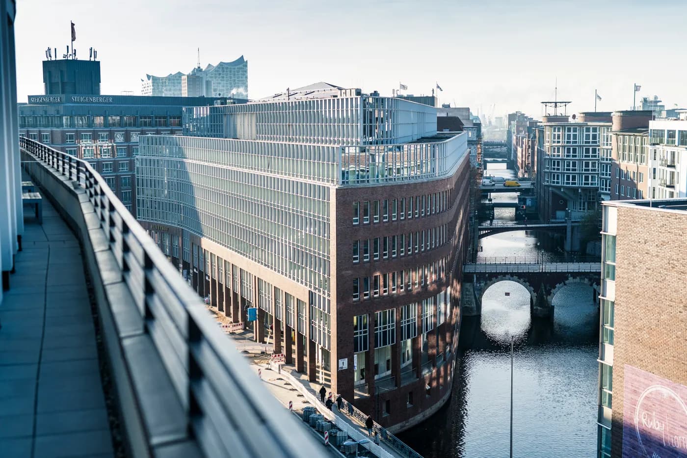 Blick von der Dachterrasse über die Fleete bis zur Elbphilharmonie