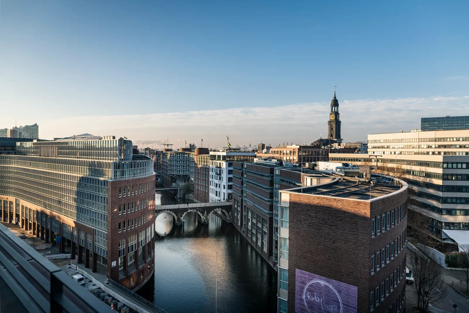 Blick über die Hamburger Fleete zur Innenstadt mit dem Turm des Michel