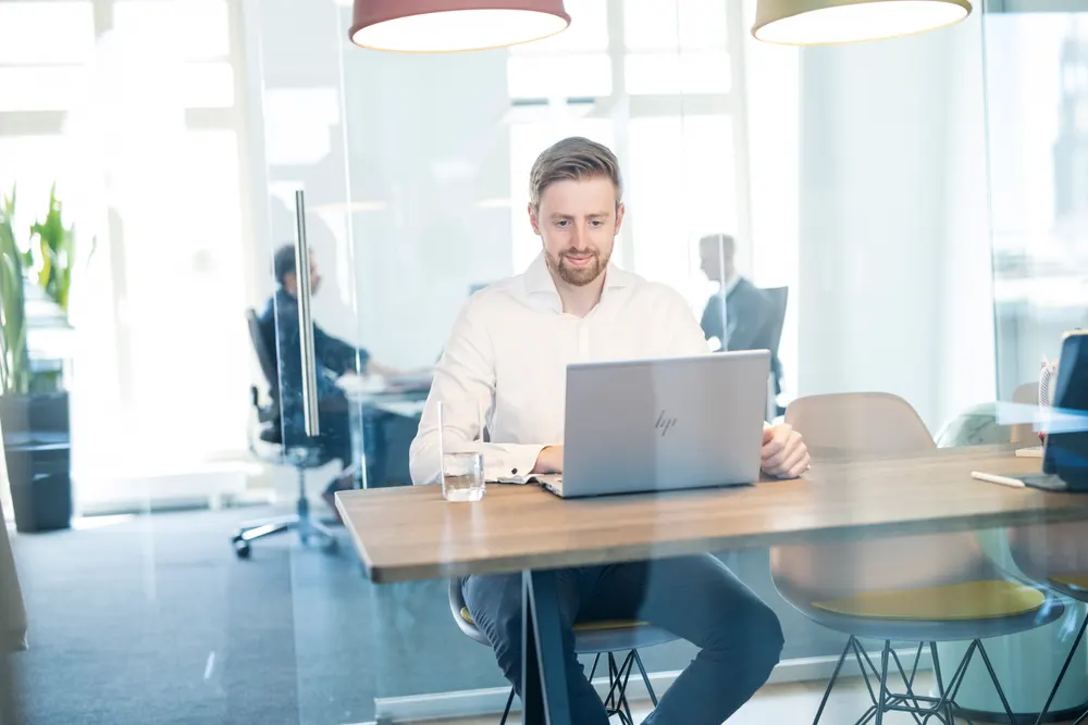 Lennart am Arbeitsplatz im hellen ak. Office