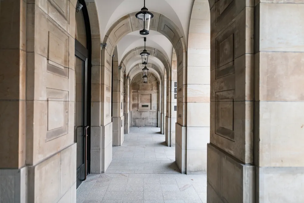 Arkadengang mit Laternen in den Stadthöfen