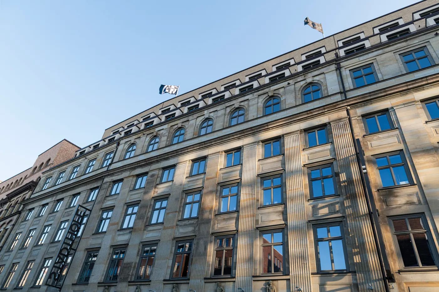 Die Stadthöfe von unten mit Flaggen auf dem Dach