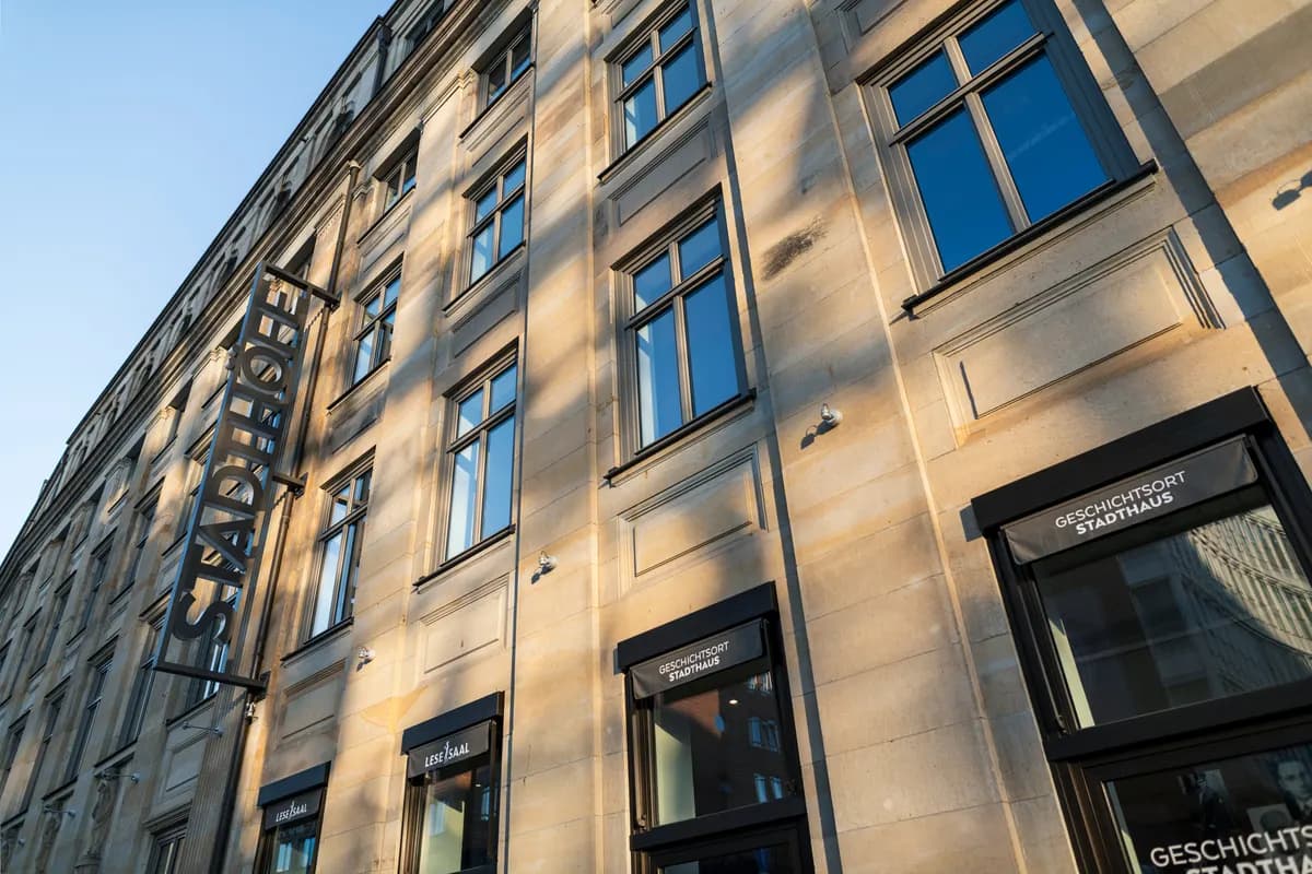 Die Fassade der Stadthöfe an der Stadthausbrücke im Abendlicht